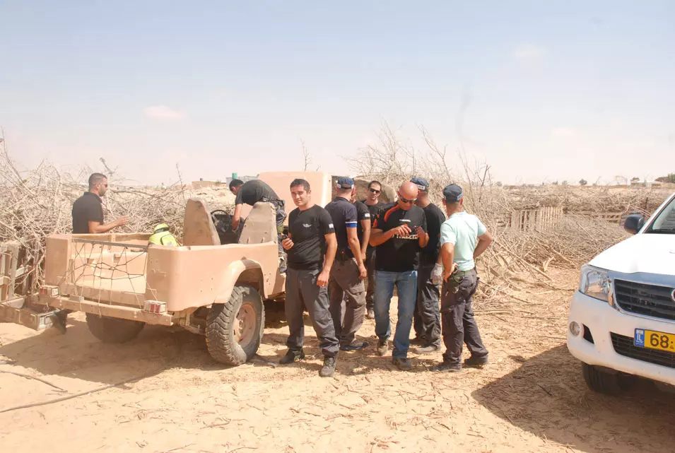 המשטרה ומג"ב פשטו על היישוב ביר אדג' ואתרו רכבים גנובים של צה"ל, ספטמבר 12
