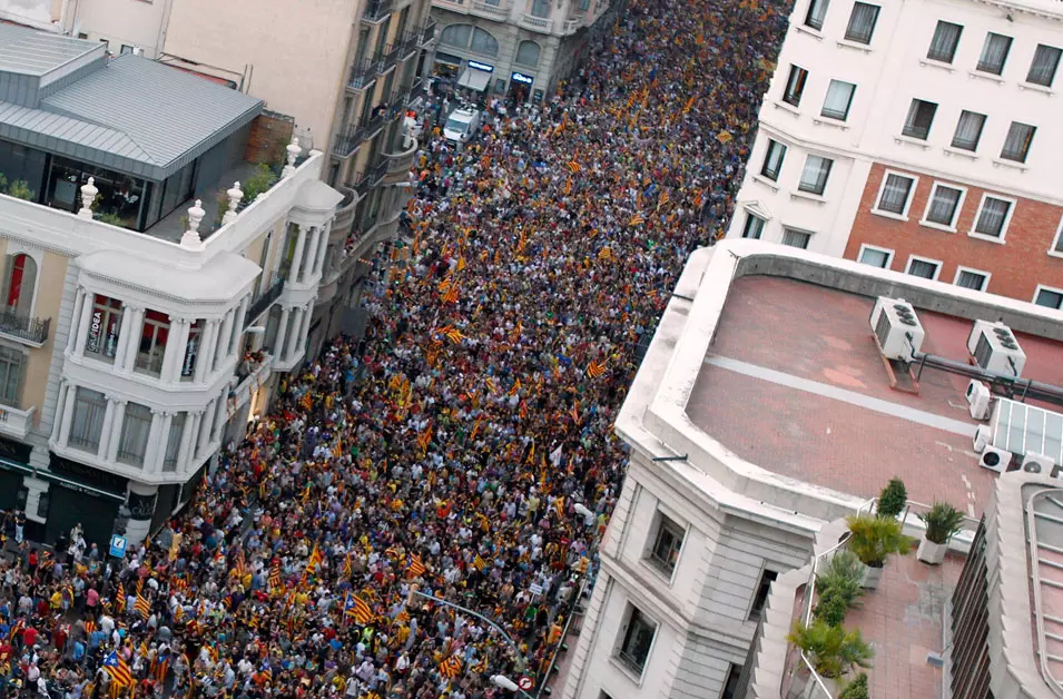 מאות אלפי ספרדים שהפגינו בברצלונה למען עצמאות חבל קטלוניה. 11 בספטמבר 2012