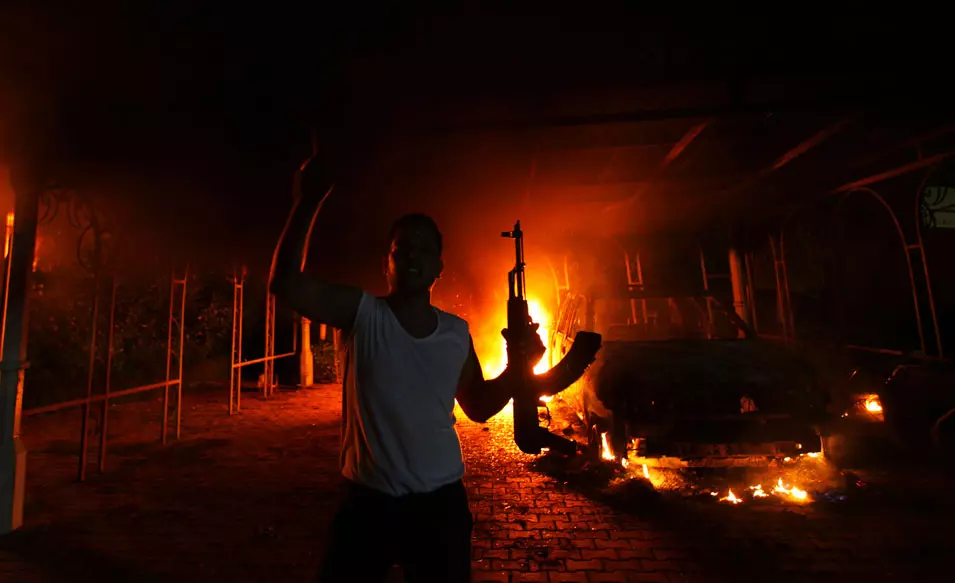 הקונסוליה האמריקנית בבנגזי עולה באש אחרי מתקפה משולבת של חמושים. לוב, 11 בספטמבר 2012