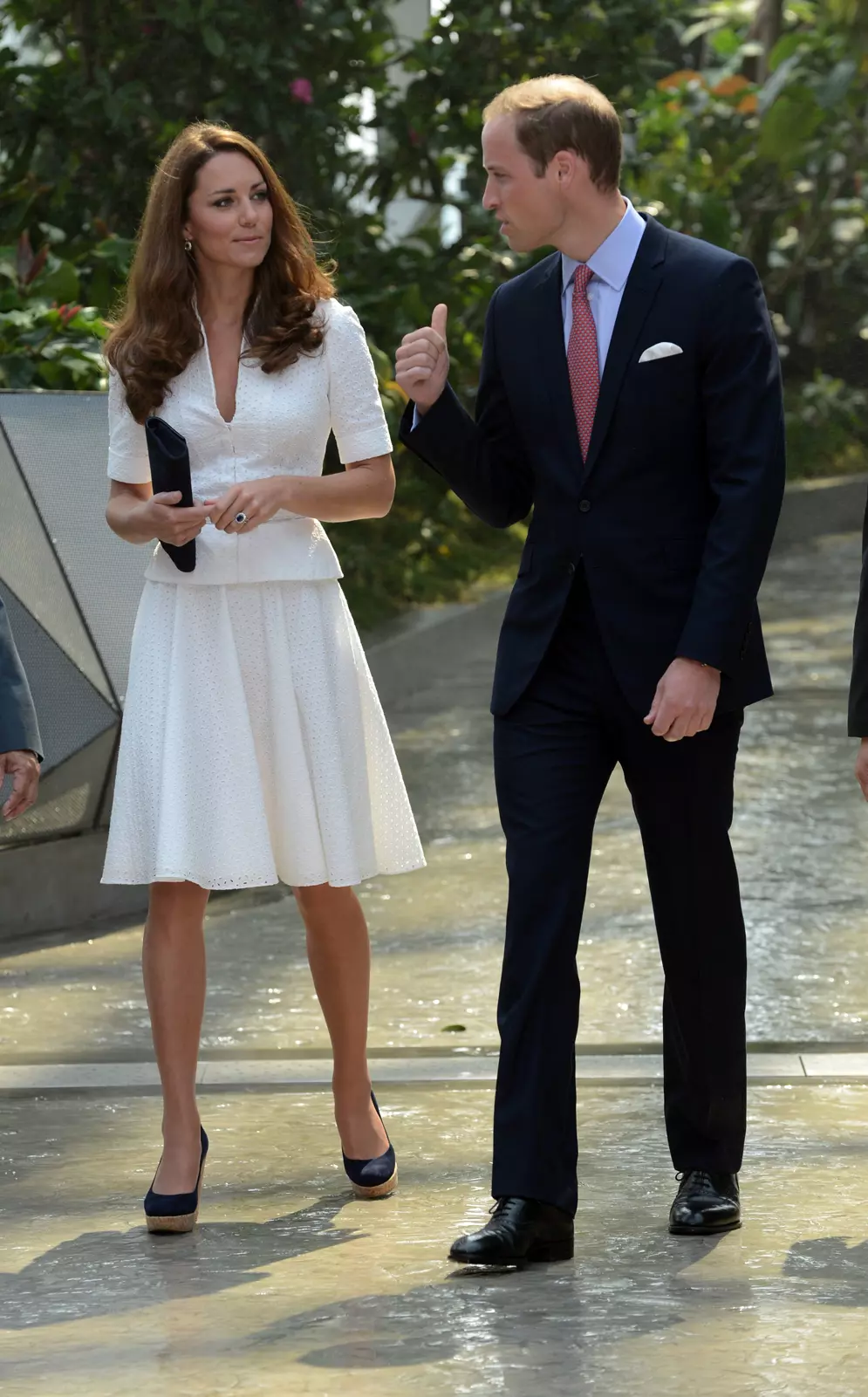 קייט מידלטון והנסיך וויליאם מבקרים ב- Gardens by the Bay, סינגפור, 12 ספטמבר 2012. קייט לובשת חליפת חצאית של אלכסנדר מקווין