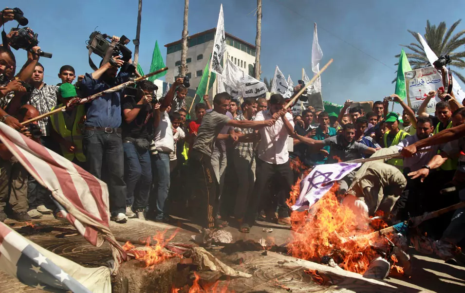 מאות בני אדם להפגין נגד משטר חמאס בטענה שהוא כשל בניהול רצועת עזה. מפגינים נגד הסרט "תמימות המוסלמים" בעזה