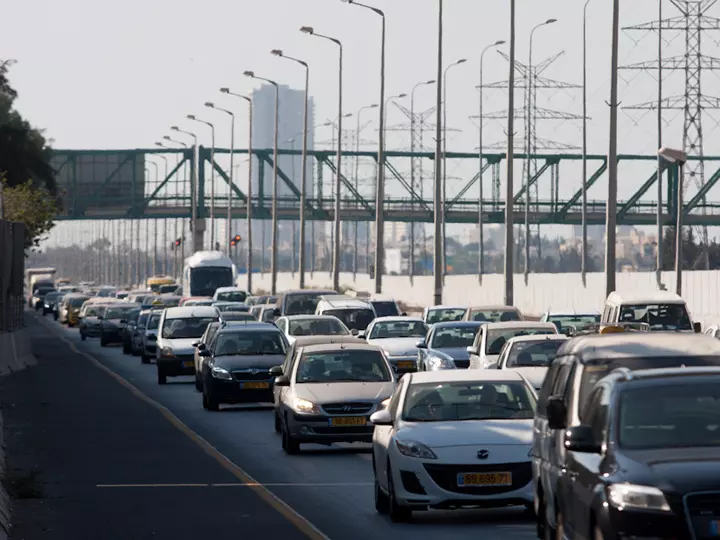 הצפיפות בכבישים מטפסת, התשתית  לא מפותחת