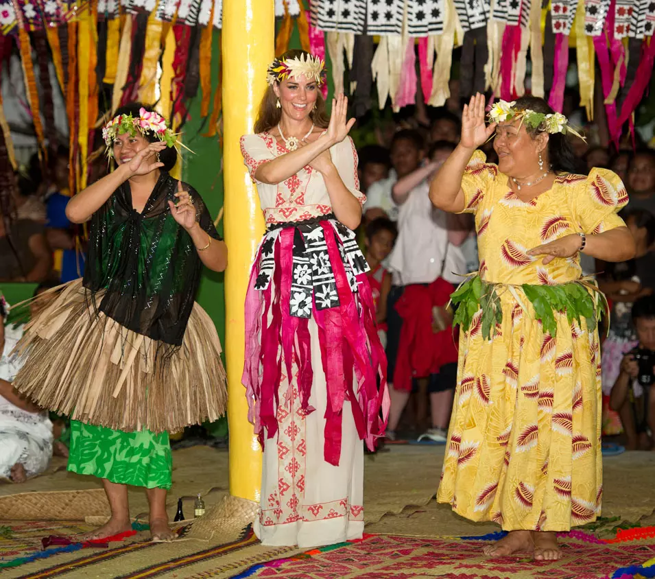 קייט מידלטון רוקדת בחברת נשים מקומיות בעת ביקור רשמי בטובאלו (מדינת אי באוקיינוס השקט), 18 ספטמבר 2012