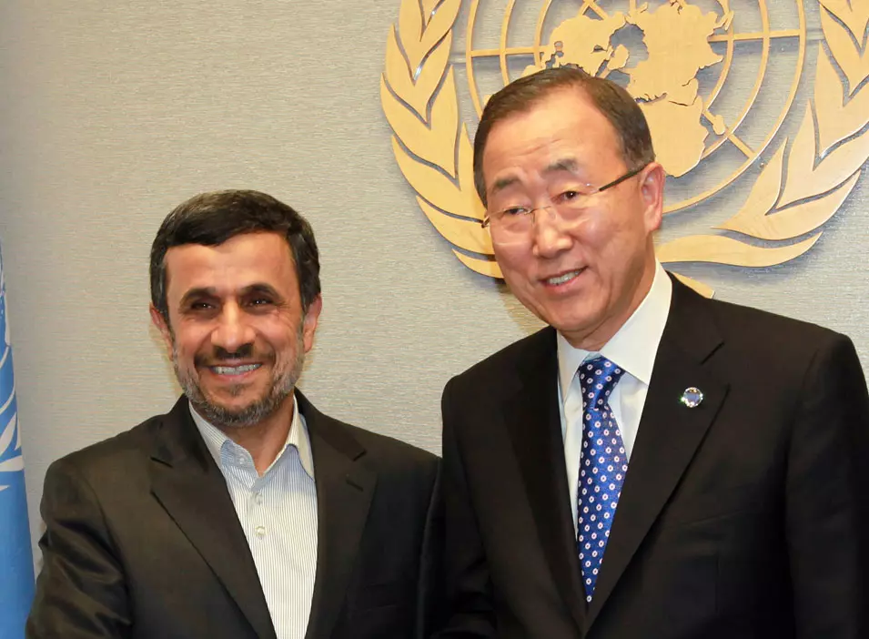 סימן השאלה הפך ללגיטימי. מזכ"ל האו"ם באן עם הנשיא אחמדינג'ד, בחודש שעבר בכינוס המדינות הבלתי מזדהות בטהרן