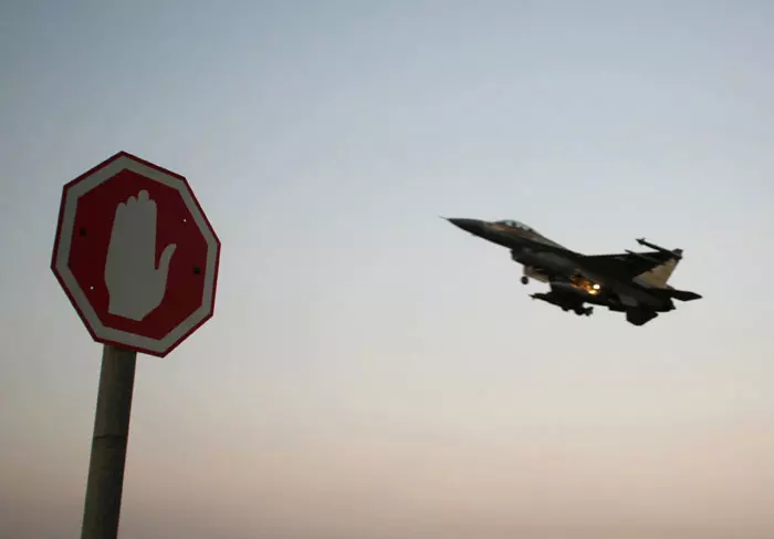 "לפחות שמונה טילים נורו לעבר המתחם". מטוס F-16 ישראלי
