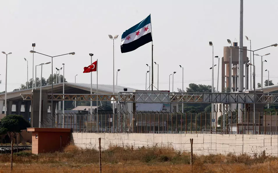 דגל המורדים מונף במעבר הגבול הטורקי בתל-אבייד