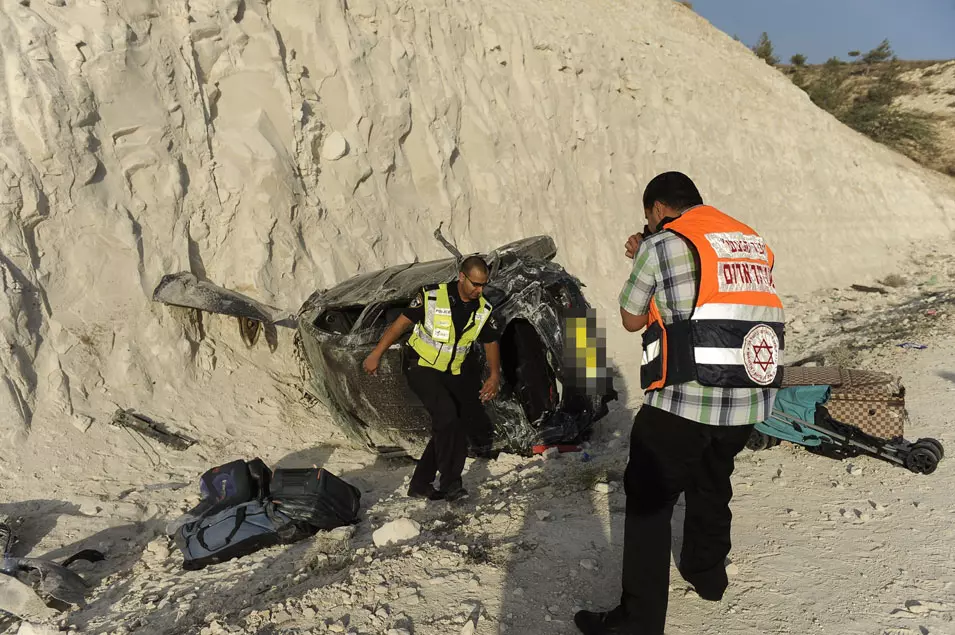 נסיבות ההתהפכות טרם הובררו, אולם במשטרה חושדים כי ייתכן שדעתו של הנהג הוסחה. זירת התאונה, היום