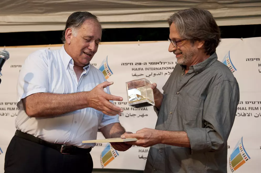 אסף אמיר מקבל את הפרס מידי ראש עיריית חיפה, יונה יהב
