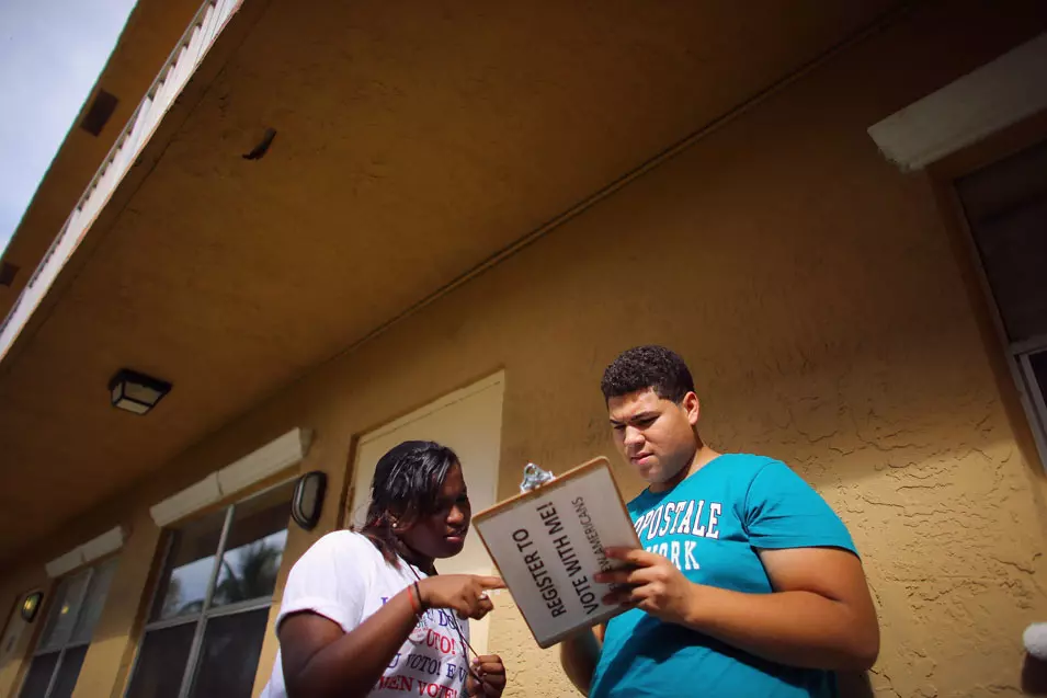 קמפיין מדלת-לדלת בפלורידה. מתנדבים מסבירים להיספנים על זכותם להצביע ועל מיקום הקלפיות