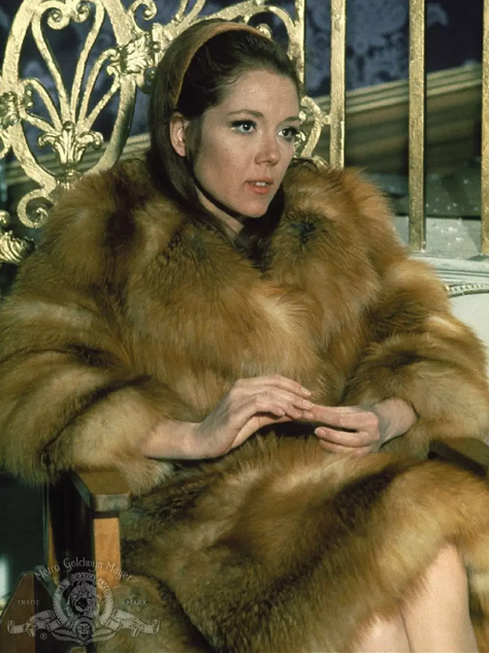 דיאנה ריג מגלמת את טרייסי דראקו בסרט 'בשרות הוד מלכותה', 1969