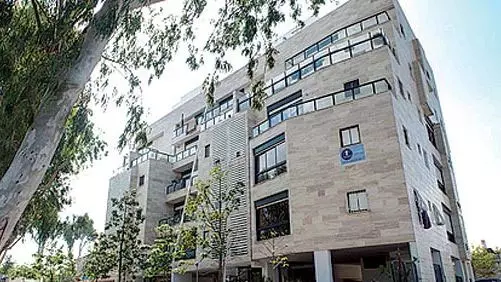 באשדוד נמכרה דירת 5 חדרים ברחוב דניאל הנביא ברובע י', 118 מ"ר + 16 מ"ר מרפסת, קומה 1 מתוך 2 ללא מעלית וחניה,  ב-990 אלף שקל