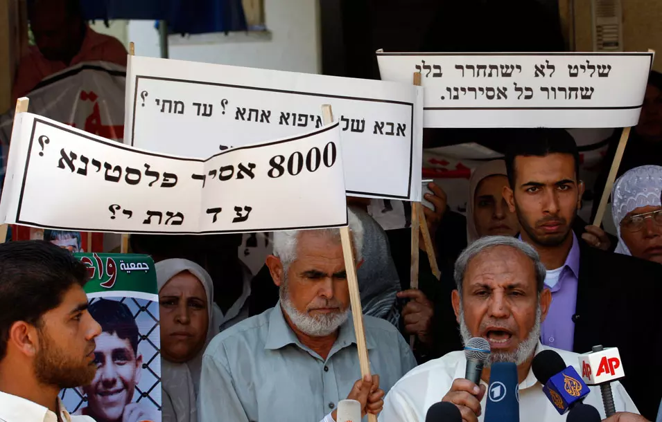 שאיפתם הגדולה של הפלסטינים. א-זהאר בהפגנה למען שחרור הפלסטינים הכלואים בישראל, יולי 2010
