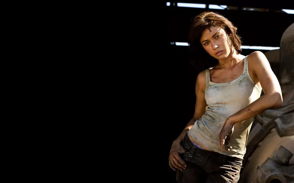 אולגה קורילנקו מגלמת את קמיל בסרט 'קוונטום של נחמה' (2008)