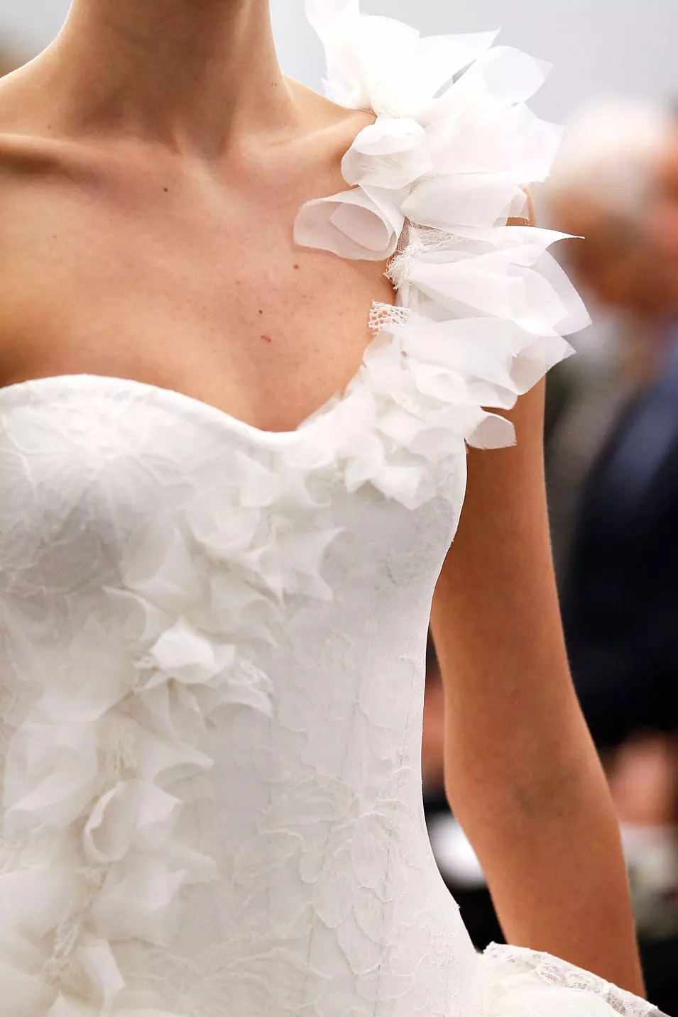 פרט משמלת כלה מקולקציית סתיו 2013 בעיצוב וירה וונג אשר הוצגה בשבוע האופנה לכלות, ניו יורק, אוקטובר 2012