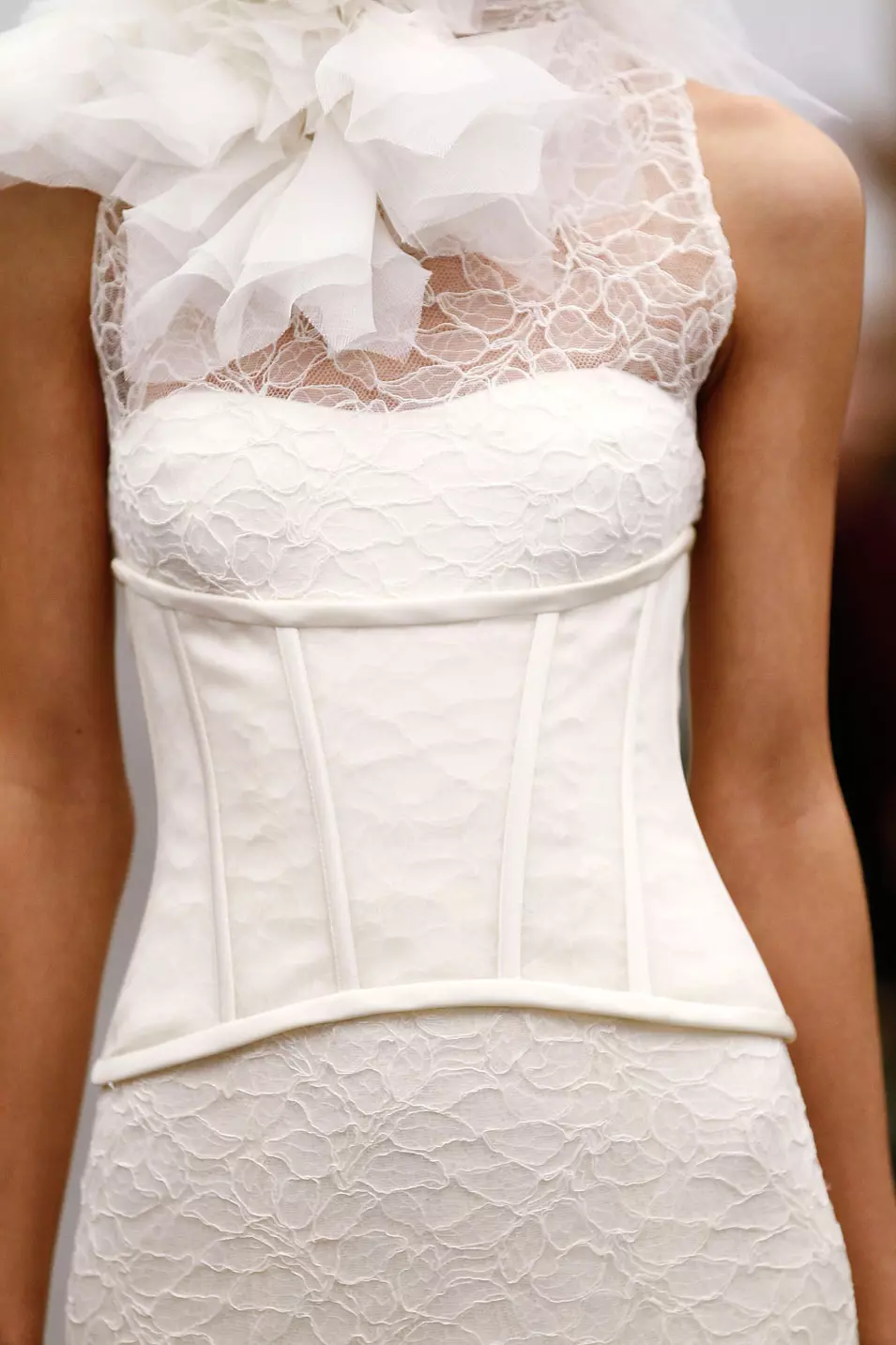 פרט משמלת כלה מקולקציית סתיו 2013 בעיצוב וירה וונג אשר הוצגה בשבוע האופנה לכלות, ניו יורק, אוקטובר 2012