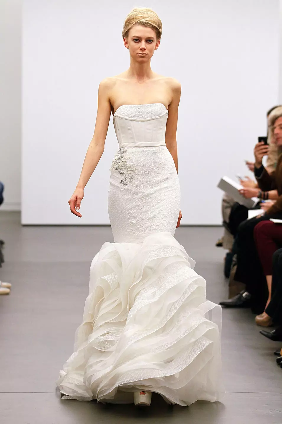 שמלת כלה מקולקציית סתיו 2013 בעיצוב וירה וונג אשר הוצגה בשבוע האופנה לכלות, ניו יורק, אוקטובר 2012