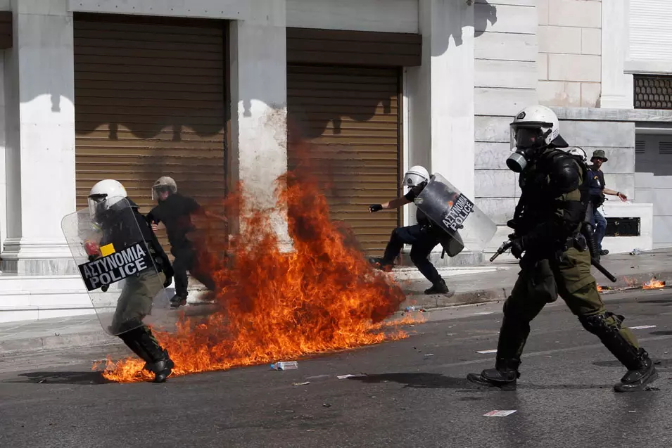 מפגינים נגד הקיצוצים ביוון