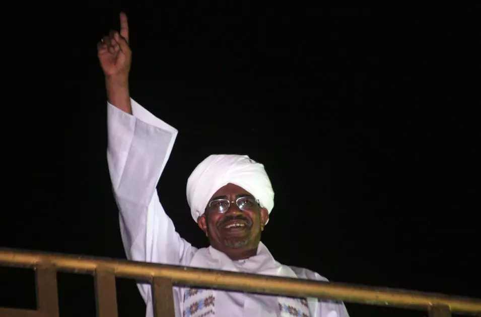 נשיא סודן, עומר אל-בשיר, אמש בהפגנה במשרדי הממשלה