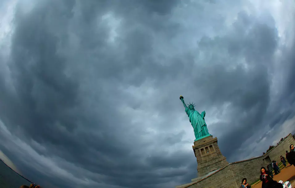 פסל החירות בנמל ניו יורק עם תחילת הסערה