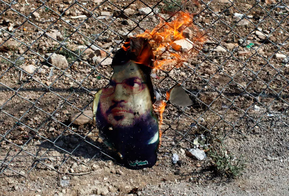 חצה את הרוביקון. דיוקנו של נסראללה מועלה באש בידי המורדים בעיר אידליב שבצפון סוריה