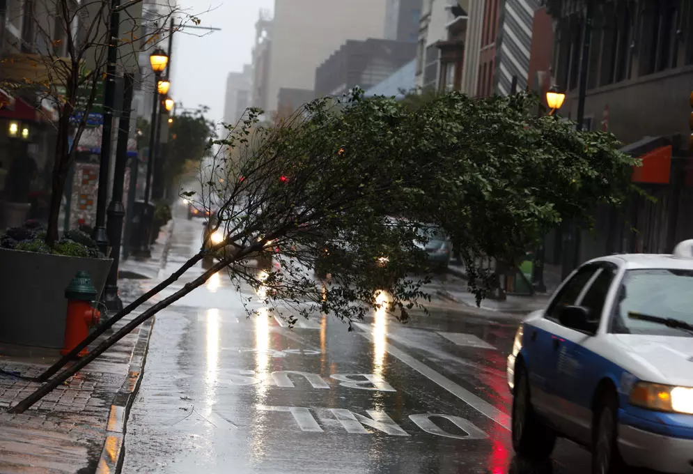 רוח עזה וגשם ברחובות פילדלפיה, בגלל ההוריקן "סנדי", אוקטובר 2012