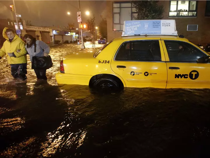 מונית בכביש מוצף במהלך הסופה "סנדי" בניו יורק, אוקטובר 2012