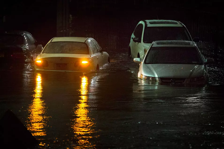 מכוניות שקועות במים בניו יורק לאחר הגעת ההוריקן "סנדי" לחוף המזרחי בארה"ב, אוקטובר 2012