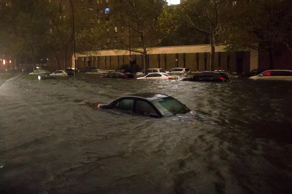 מכוניות שקועות במים בניו יורק לאחר הגעת ההוריקן "סנדי" לחוף המזרחי בארה"ב, אוקטובר 2012