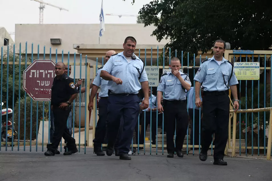 פשיטת המשטרה במקום, הבוקר