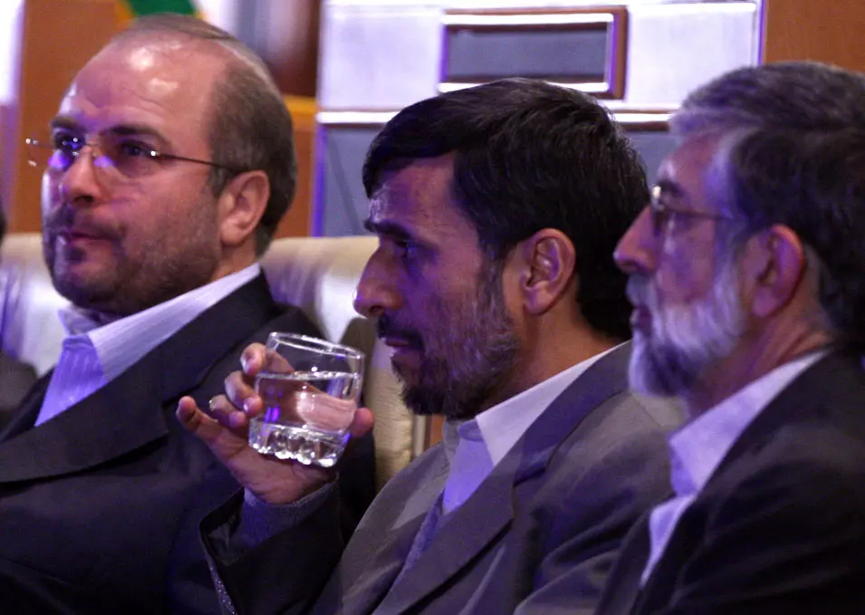 איש המחנה השמרני. אחמדינג'ד עם ראש העיר טהרן מוחמד באקר קליבף, משמאל