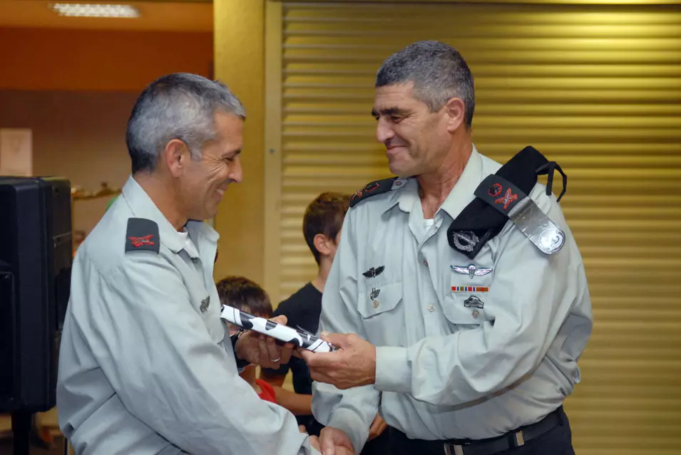 עוזב את עזה לטובת אימוני היבשה אדלשטיין, משמאל