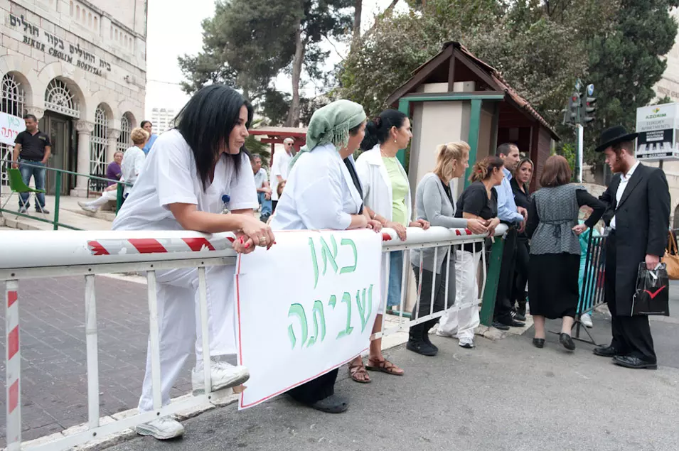 העובדים חוזרים לעבודה