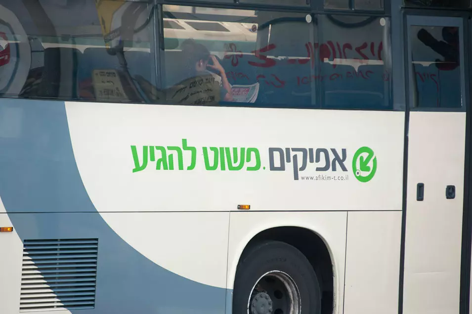 חלק מהנוסעים טוענים כי אין אפליה. אוטובוס של חברת אפיקים