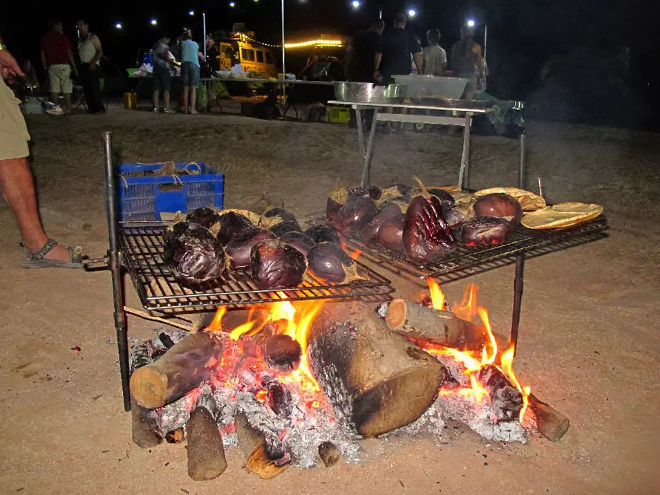 חניוני הלילה הפכו לזירת בישול שוקקת, עם חצילים וסטייקים על האש, מרקים חמים וסלטים