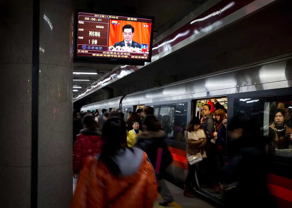 הציבור נושא בעול. הרכבת בבייג'ינג