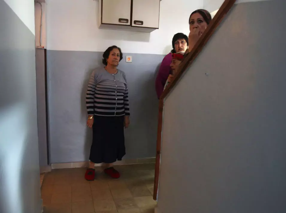 ההנחייה- ולהשאיר את דלתות הכניסה לחדרי המדרגות מהרחוב פתוחות