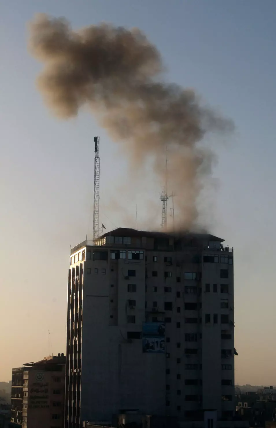 שיא שלילי בדירוג. משרדי תחנת הטלוויזיה "קודס" וסקיי ניוז בעיר עזה, שהופצצו על ידי חיל האוויר