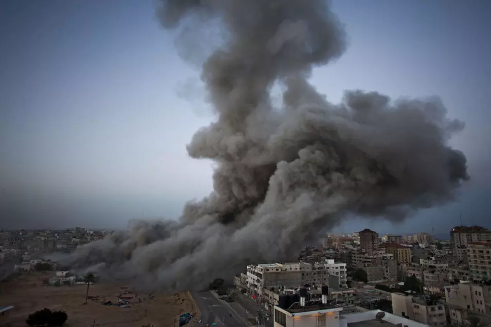 עשן מעל עזה לאחר תקיפה ישראלית.
