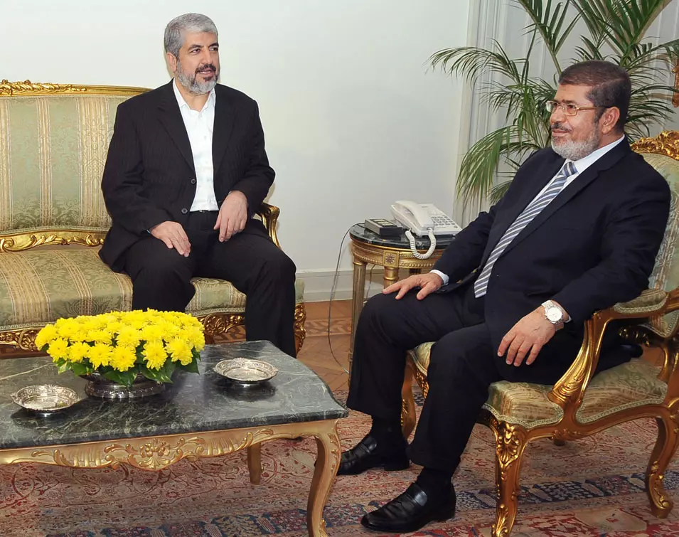 "נתניהו ביקש את הפסקת האש". משעל, בפגישה עם נשיא מצרים מוחמד מורסי