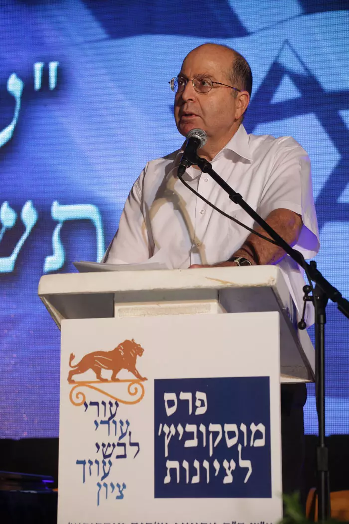 "אם אתה לא תומך במהלך פוליטי אז הוא דגל שחור?" יעלון