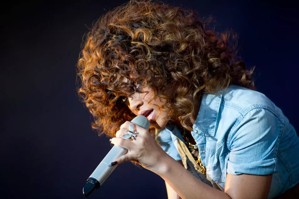 ריהאנה מופיעה ביום השני של פסטיבל V בהיילנדס פארק, צ'למספורד, בריטניה, 21 אוגוסט 2011