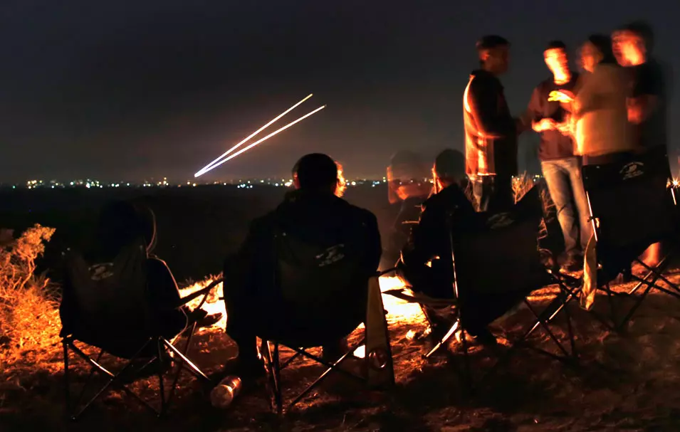 ישראלים צופים בירי הרקטות מרצועת עזה לפני שהפסקת האש נכנסה לתוקפה, נובמבר 2012