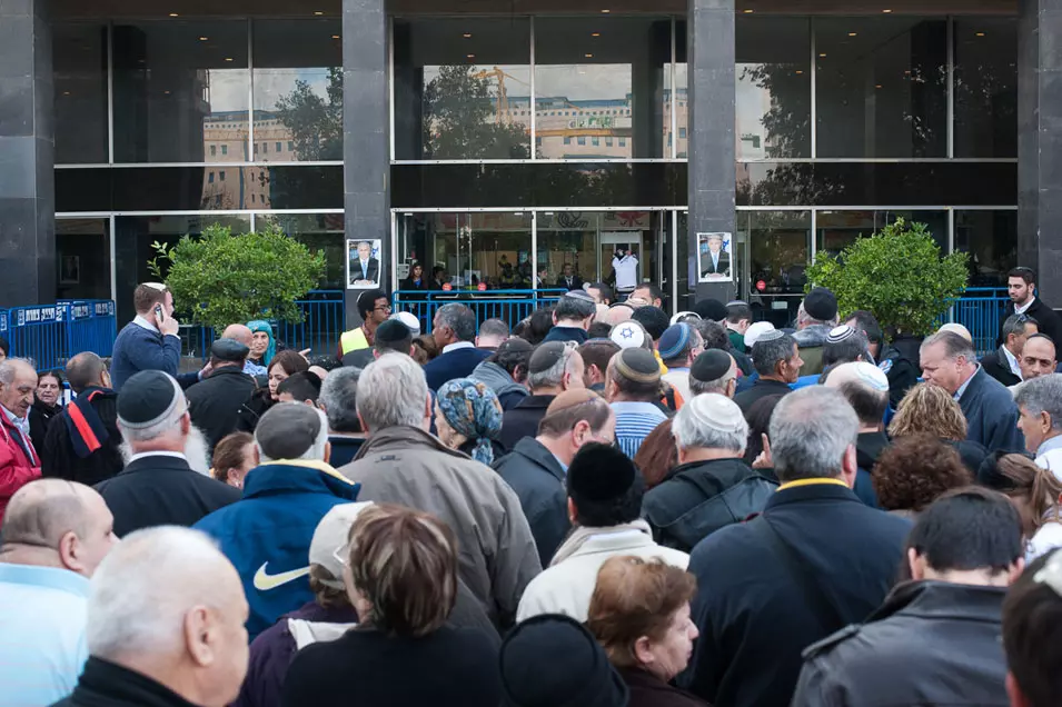 "ניסיון שקוף להטות את תוצאות הבחירות". תור בקלפיות, אתמול