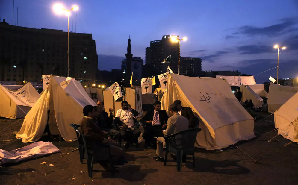 הנשים הסתתרו תחילה באוהלים שבכיכר - ונמלטו לבניין סמוך