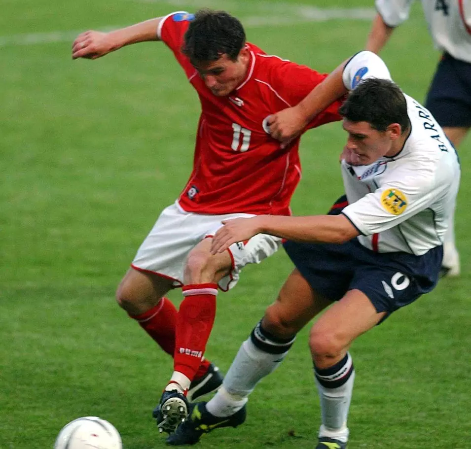 אלכסנדר פריי במדי נבחרת שוויץ הצעירה (משמאל) מול גארת' בארי, נבחרת אנגליה הצעירה