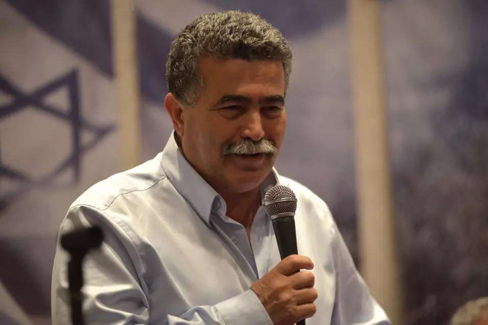 מקדם מועמדים שמייצגים סדר יום מדיני. פרץ