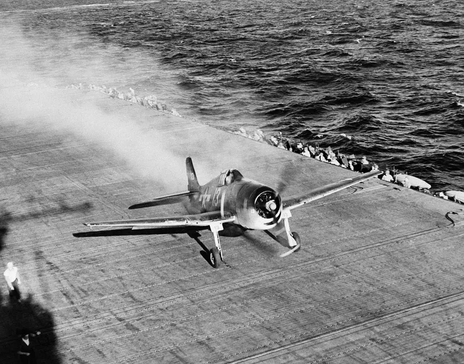 מטוס "הלקאט" נוחת על ספינת מטוסים אמריקנית בשנת 1943