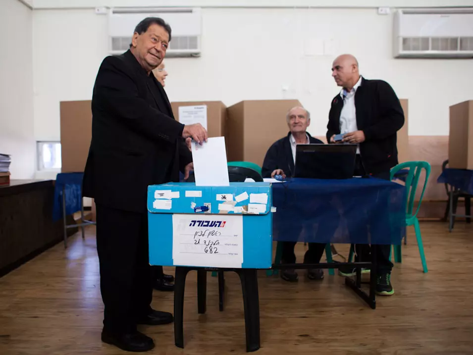 בן אליעזר מצביע בבחירות המקדימות של מפלגת העבודה, בשבוע שעבר