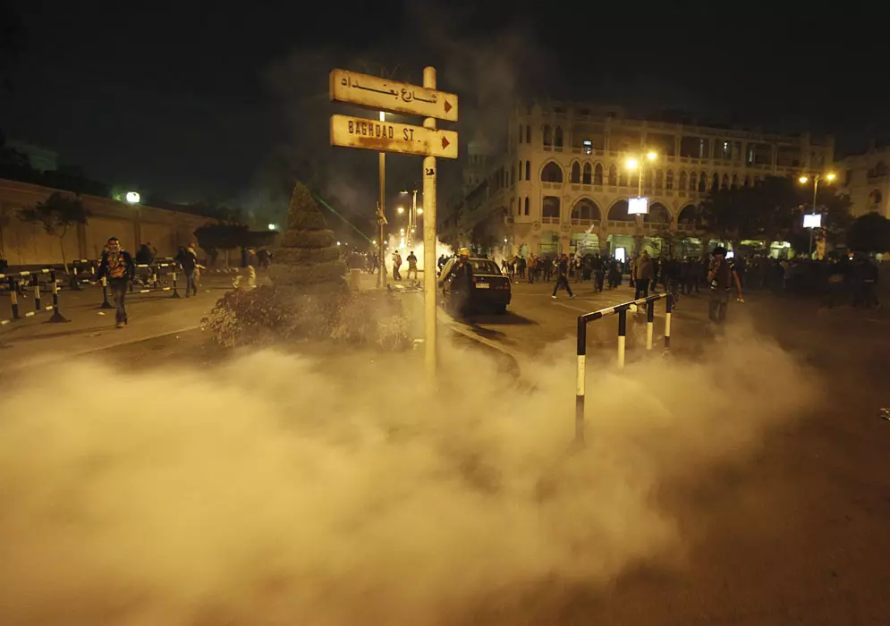 גז מדמיע שפוזר מול ארמון הנשיאות בקהיר, הערב