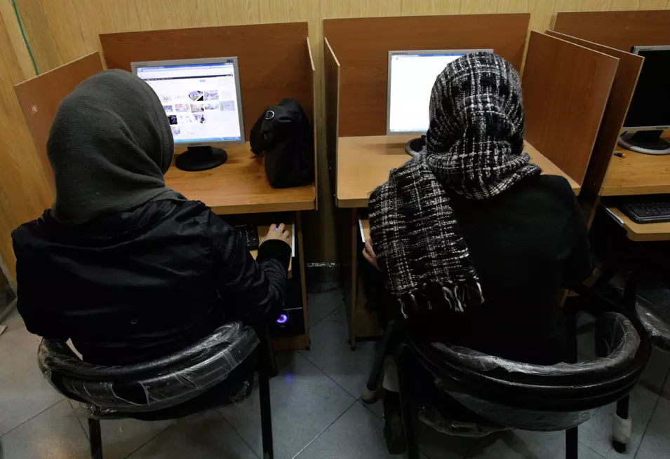 נשים יושבות באינטרנט-קפה בטהרן